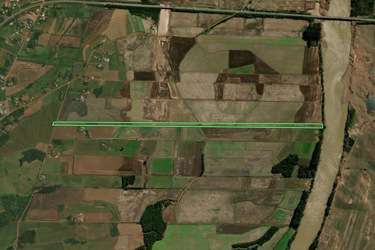 Imagem de satélite do imóvel rural em Restinga Sêca (RS), com o contorno declarado no CAR desenhado por cima.