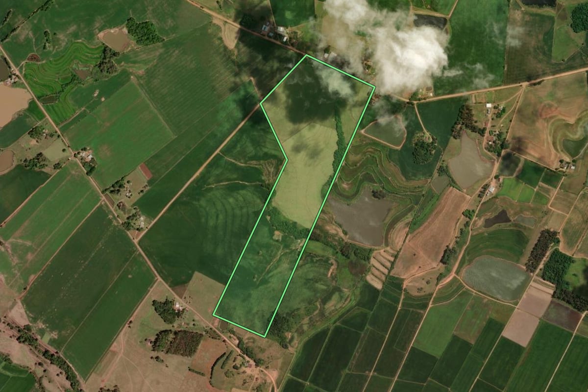 Imagem de satélite do imóvel rural em Restinga Sêca (RS), com o contorno declarado no CAR desenhado por cima.