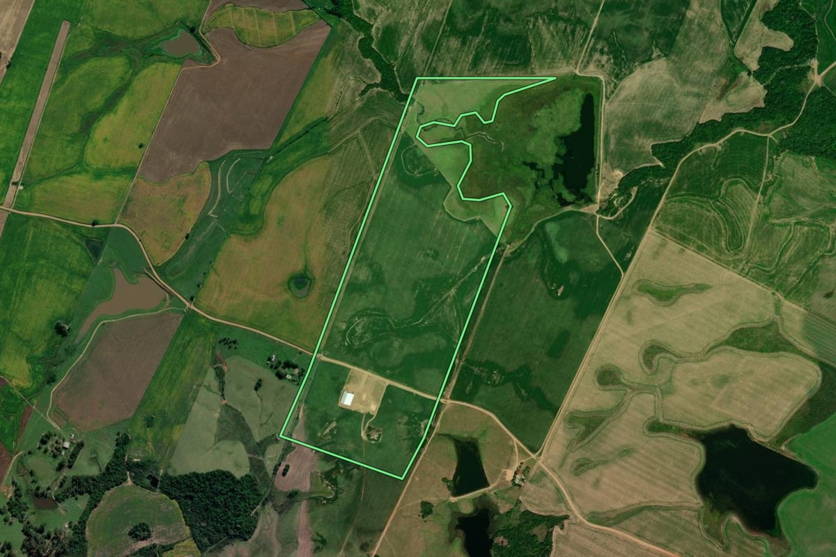 Imagem de satélite do imóvel rural em Restinga Sêca (RS), com o contorno declarado no CAR desenhado por cima.