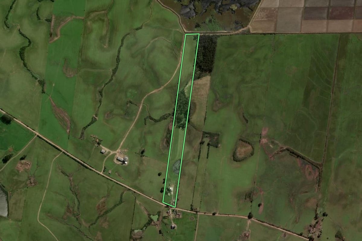 Imagem de satélite do imóvel rural em Restinga Sêca (RS), com o contorno declarado no CAR desenhado por cima.