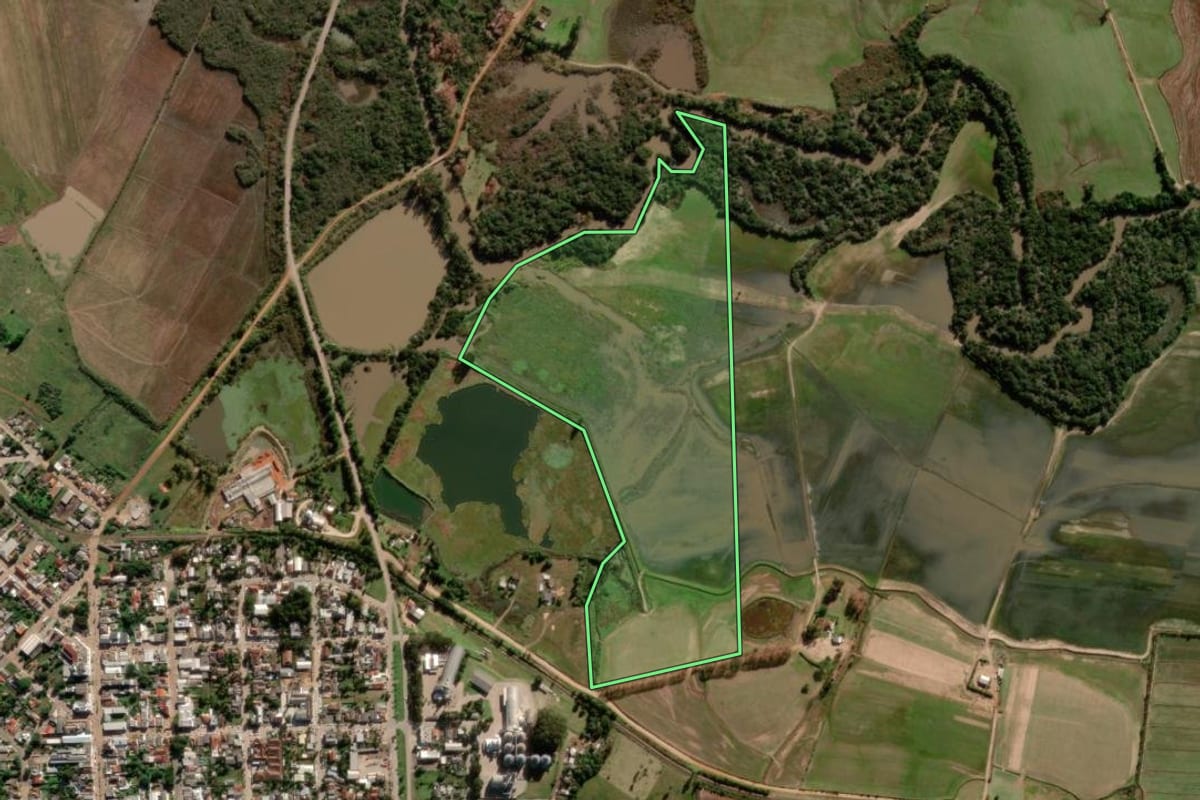 Imagem de satélite do imóvel rural em Restinga Sêca (RS), com o contorno declarado no CAR desenhado por cima.