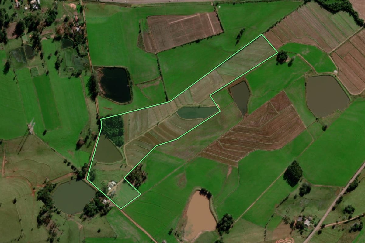 Imagem de satélite do imóvel rural em Restinga Sêca (RS), com o contorno declarado no CAR desenhado por cima.