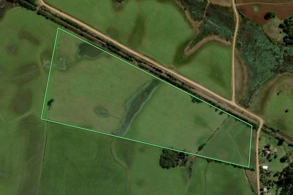 Imagem de satélite do imóvel rural em Restinga Sêca (RS), com o contorno declarado no CAR desenhado por cima.