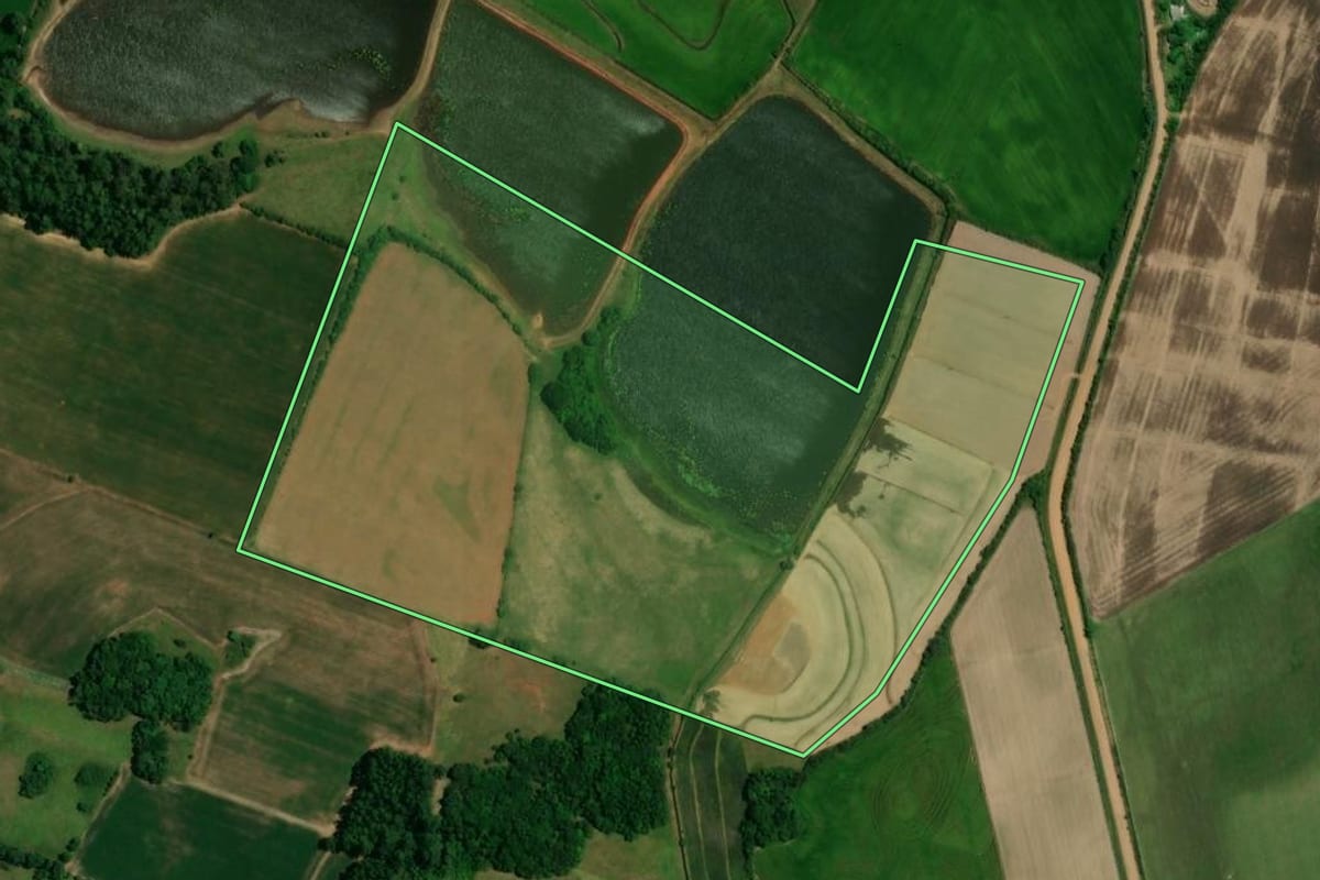 Imagem de satélite do imóvel rural em Restinga Sêca (RS), com o contorno declarado no CAR desenhado por cima.