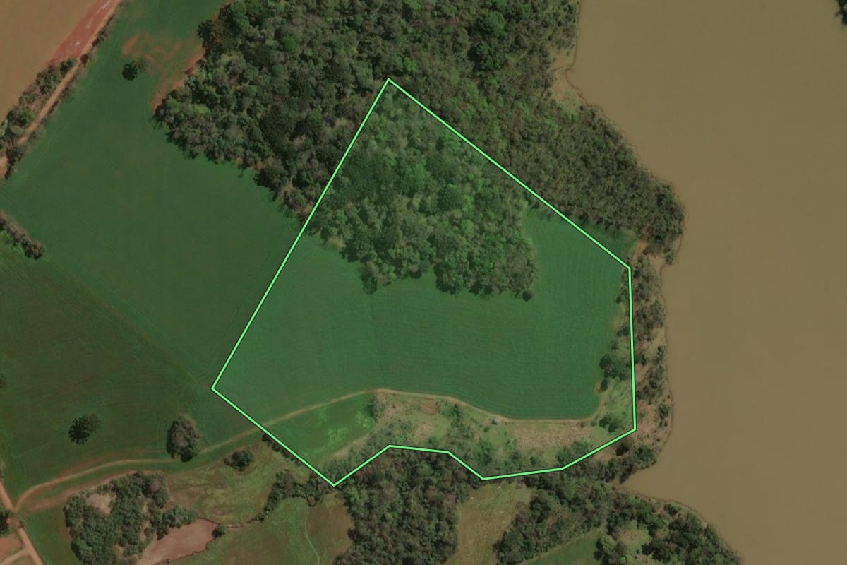 Imagem de satélite do imóvel rural em Rio dos Índios (RS), com o contorno declarado no CAR desenhado por cima.