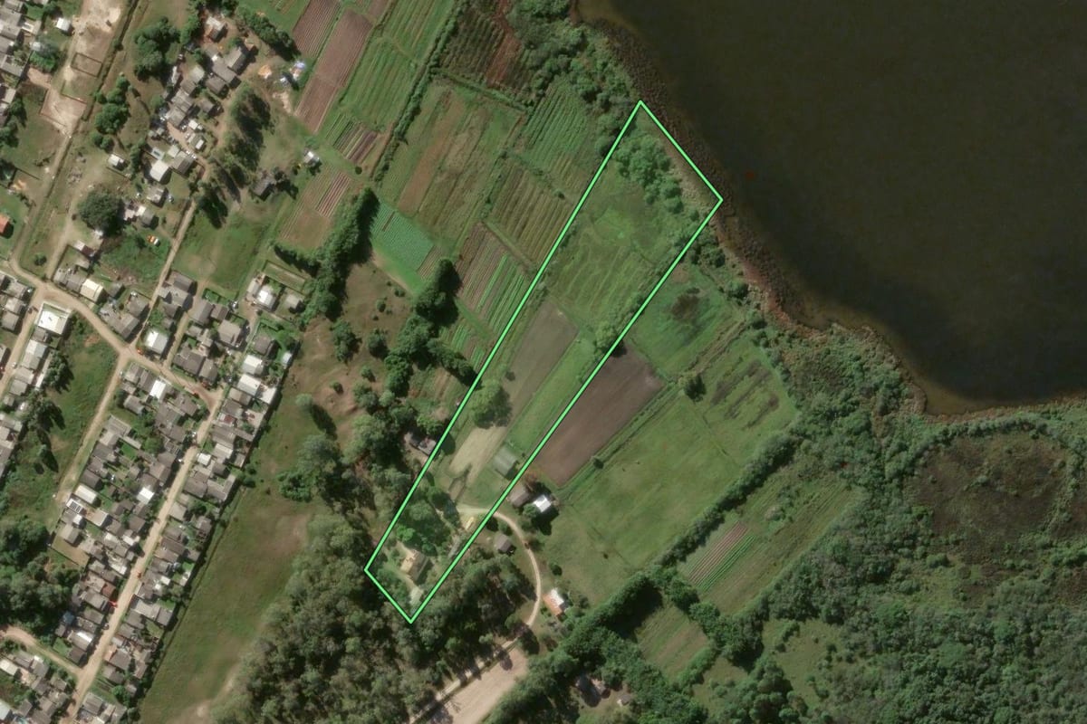 Imagem de satélite do imóvel rural em Rio Grande (RS), com o contorno declarado no CAR desenhado por cima.
