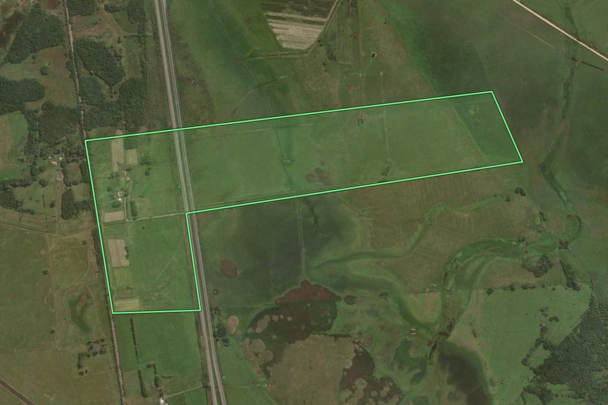 Imagem de satélite do imóvel rural em Rio Grande (RS), com o contorno declarado no CAR desenhado por cima.