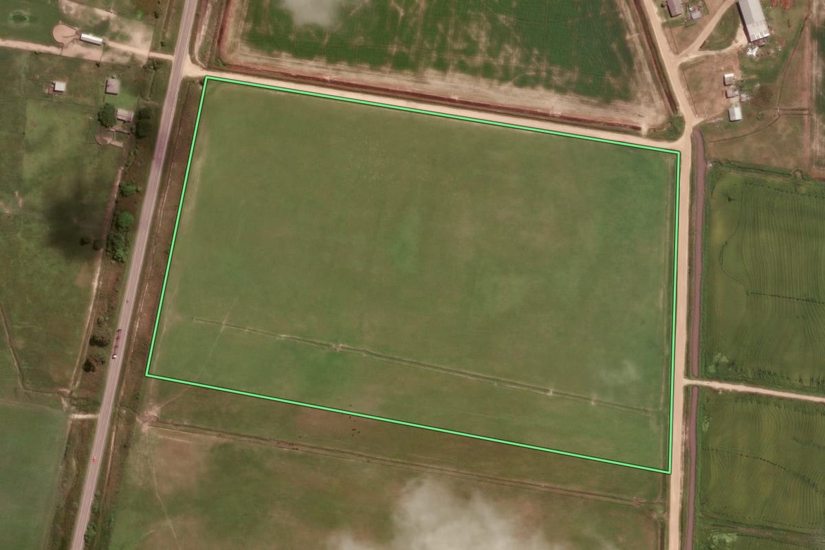Imagem de satélite do imóvel rural em Rio Grande (RS), com o contorno declarado no CAR desenhado por cima.