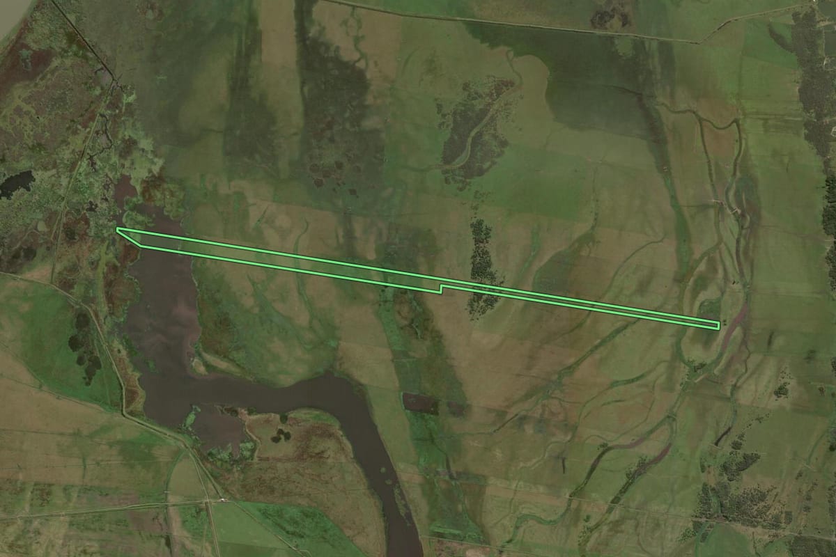 Imagem de satélite do imóvel rural em Rio Grande (RS), com o contorno declarado no CAR desenhado por cima.
