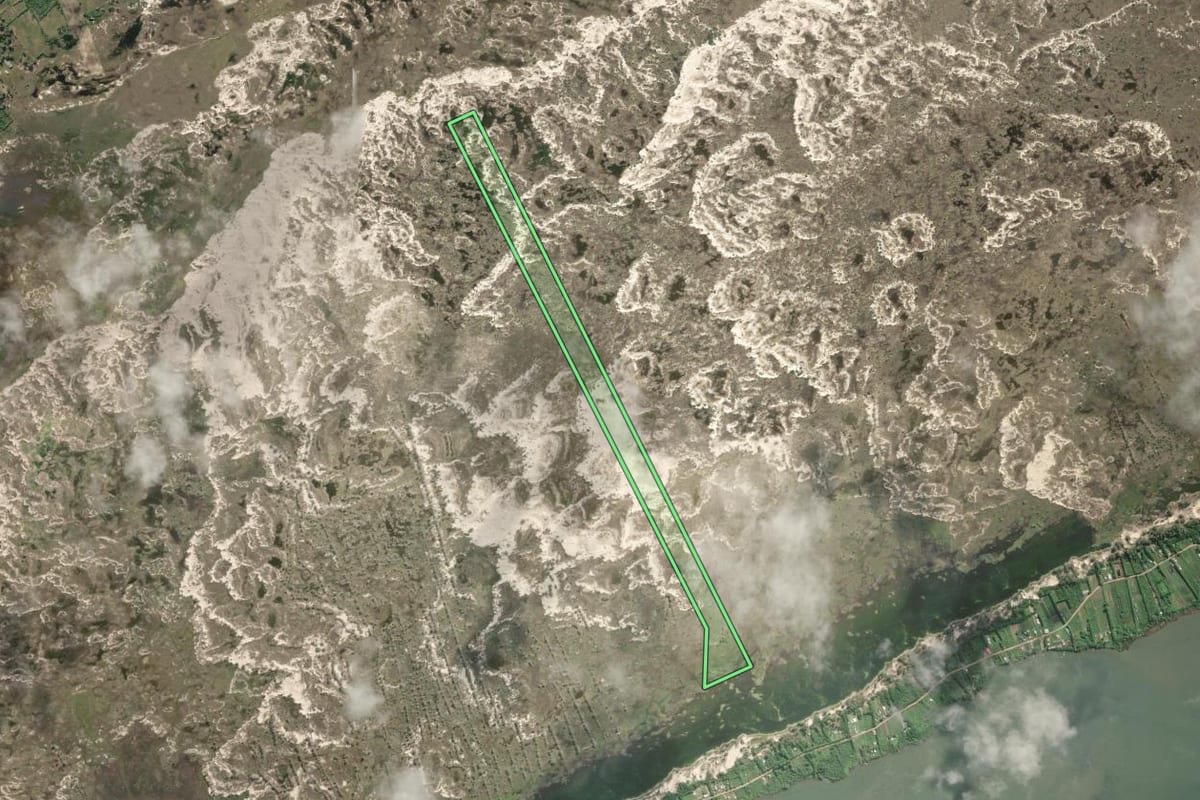 Imagem de satélite do imóvel rural em Rio Grande (RS), com o contorno declarado no CAR desenhado por cima.