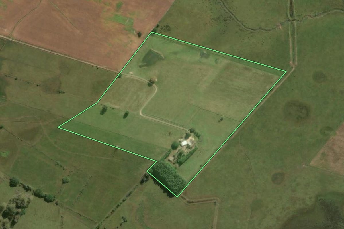 Imagem de satélite do imóvel rural em Rio Grande (RS), com o contorno declarado no CAR desenhado por cima.