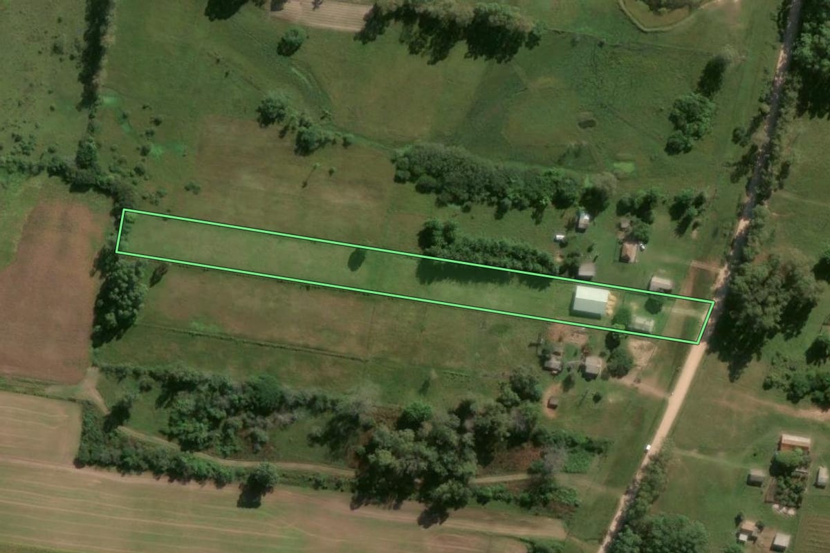 Imagem de satélite do imóvel rural em Rio Grande (RS), com o contorno declarado no CAR desenhado por cima.