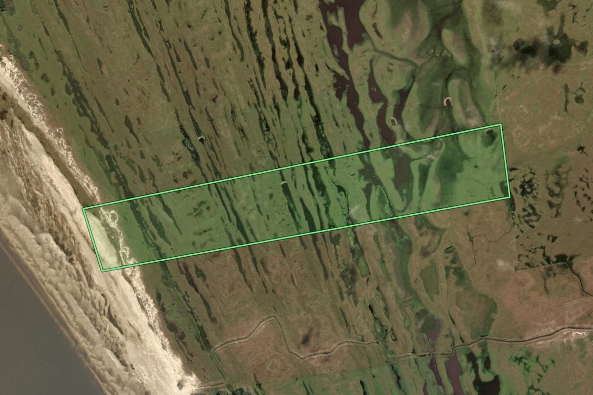 Imagem de satélite do imóvel rural em Rio Grande (RS), com o contorno declarado no CAR desenhado por cima.