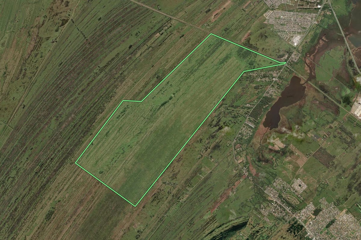 Imagem de satélite do imóvel rural em Rio Grande (RS), com o contorno declarado no CAR desenhado por cima.