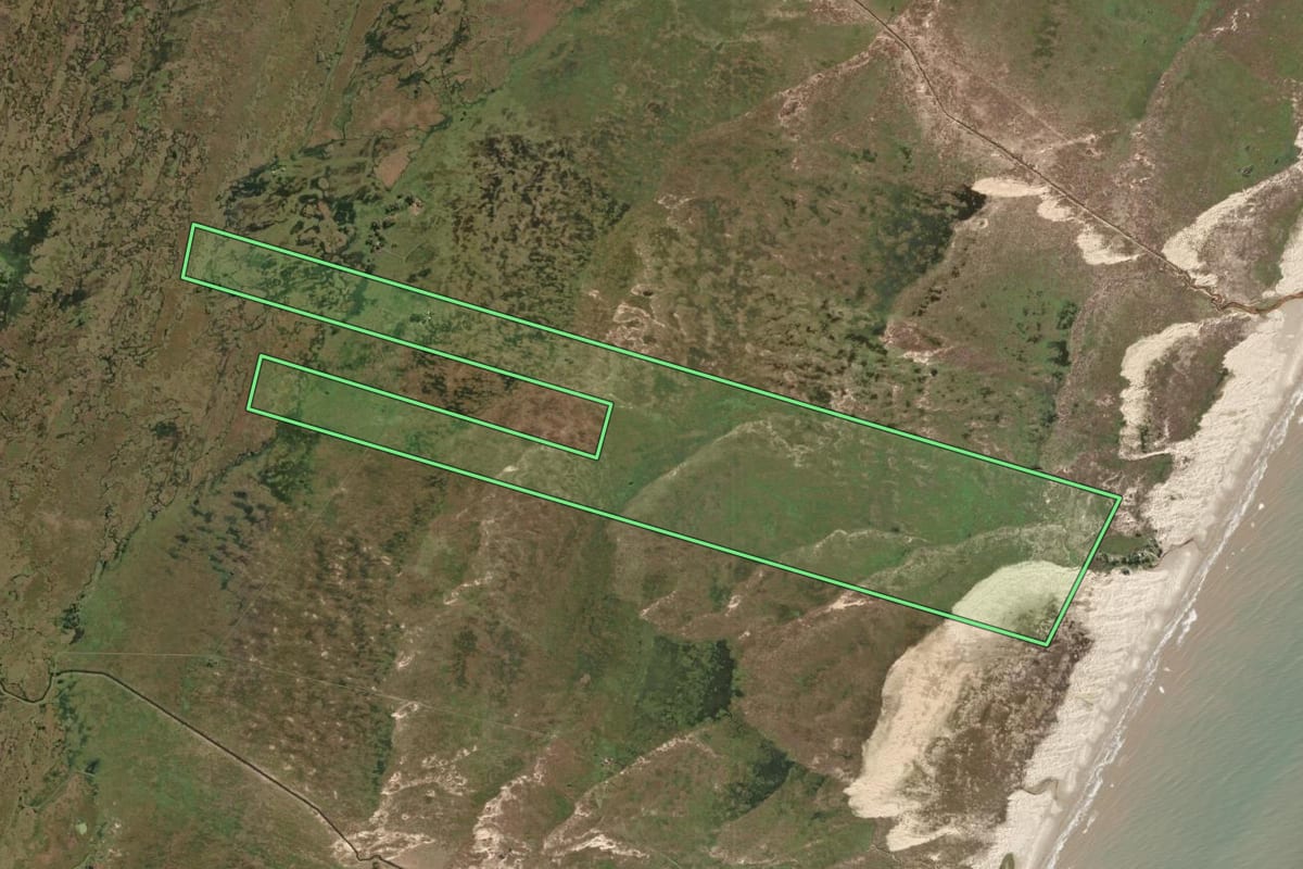 Imagem de satélite do imóvel rural em Rio Grande (RS), com o contorno declarado no CAR desenhado por cima.