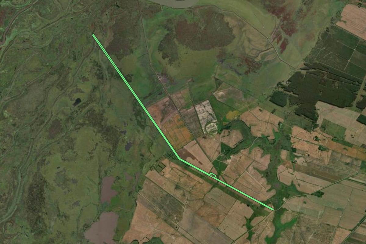 Imagem de satélite do imóvel rural em Rio Grande (RS), com o contorno declarado no CAR desenhado por cima.