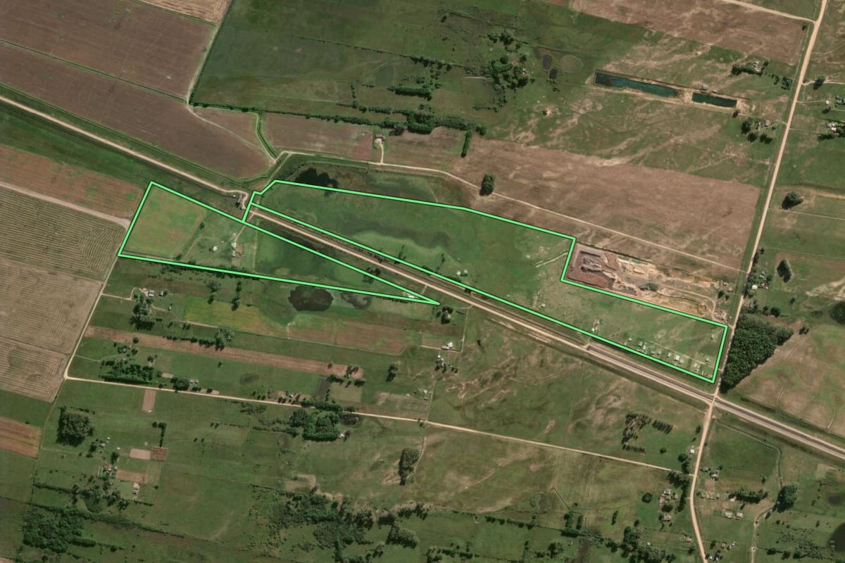 Imagem de satélite do imóvel rural em Rio Grande (RS), com o contorno declarado no CAR desenhado por cima.