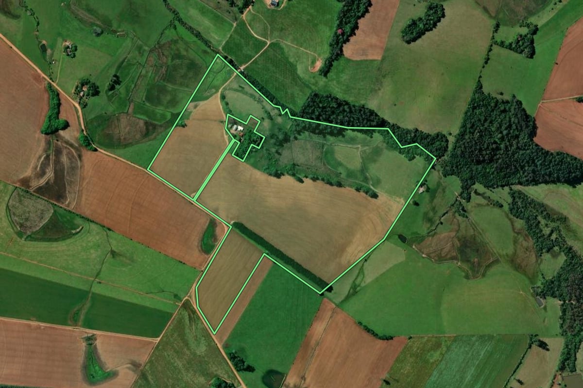 Imagem de satélite do imóvel rural em Rio Pardo (RS), com o contorno declarado no CAR desenhado por cima.