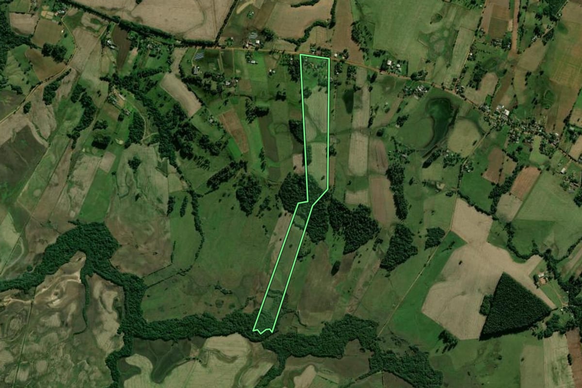 Imagem de satélite do imóvel rural em Rio Pardo (RS), com o contorno declarado no CAR desenhado por cima.