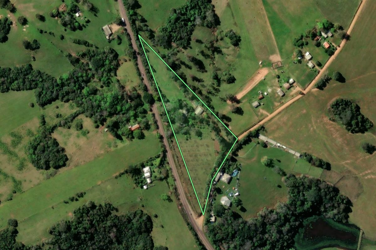 Imagem de satélite do imóvel rural em Rio Pardo (RS), com o contorno declarado no CAR desenhado por cima.