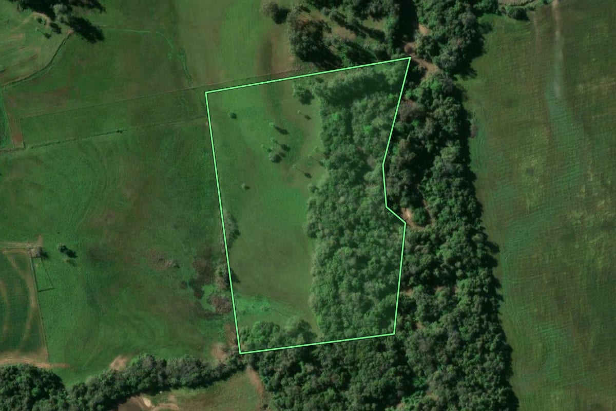 Imagem de satélite do imóvel rural em Rio Pardo (RS), com o contorno declarado no CAR desenhado por cima.