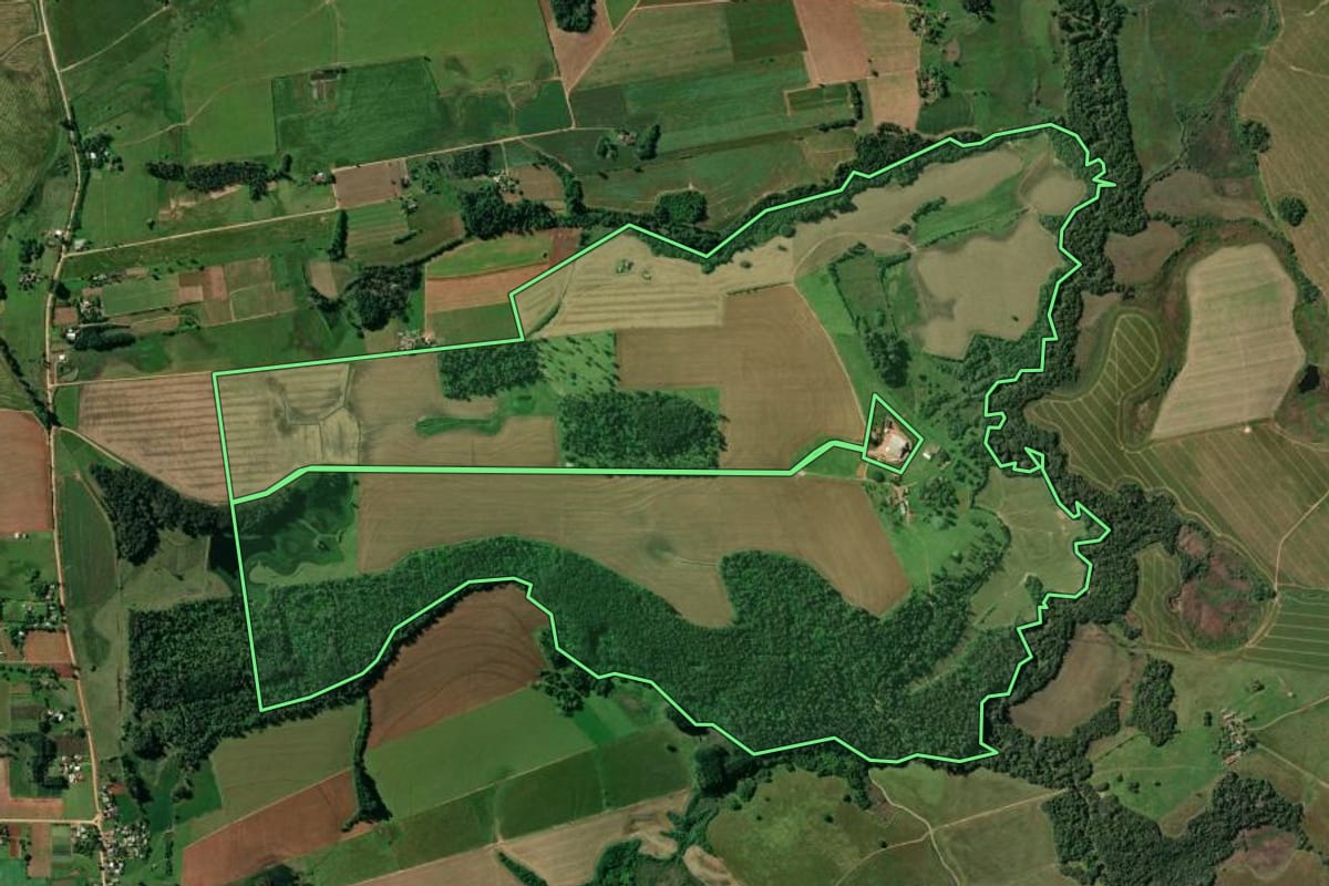 Imagem de satélite do imóvel rural em Rio Pardo (RS), com o contorno declarado no CAR desenhado por cima.