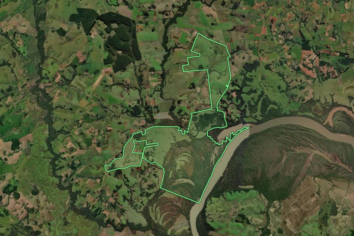 Imagem de satélite do imóvel rural em Rio Pardo (RS), com o contorno declarado no CAR desenhado por cima.