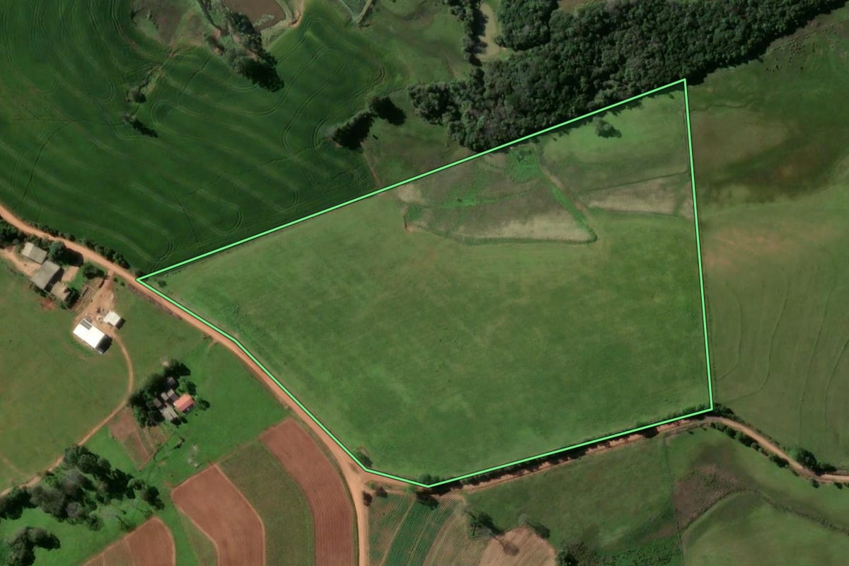 Imagem de satélite do imóvel rural em Rio Pardo (RS), com o contorno declarado no CAR desenhado por cima.