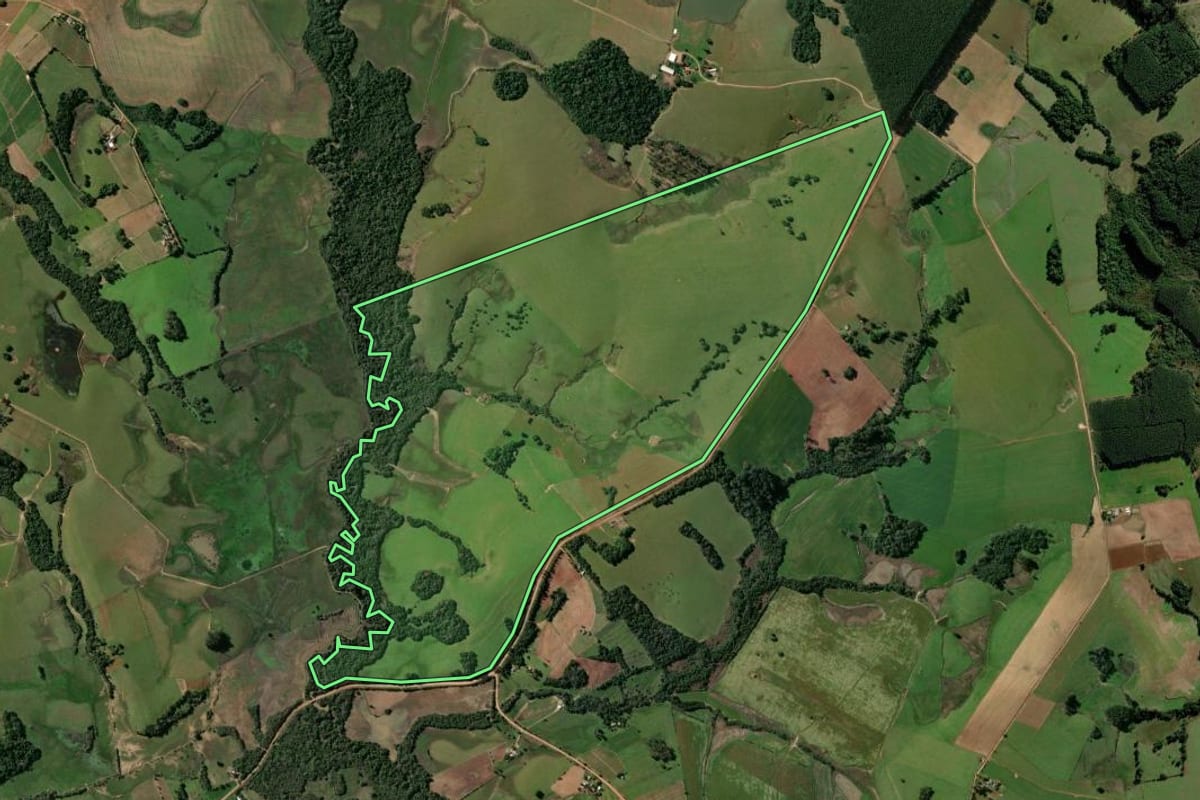 Imagem de satélite do imóvel rural em Rio Pardo (RS), com o contorno declarado no CAR desenhado por cima.