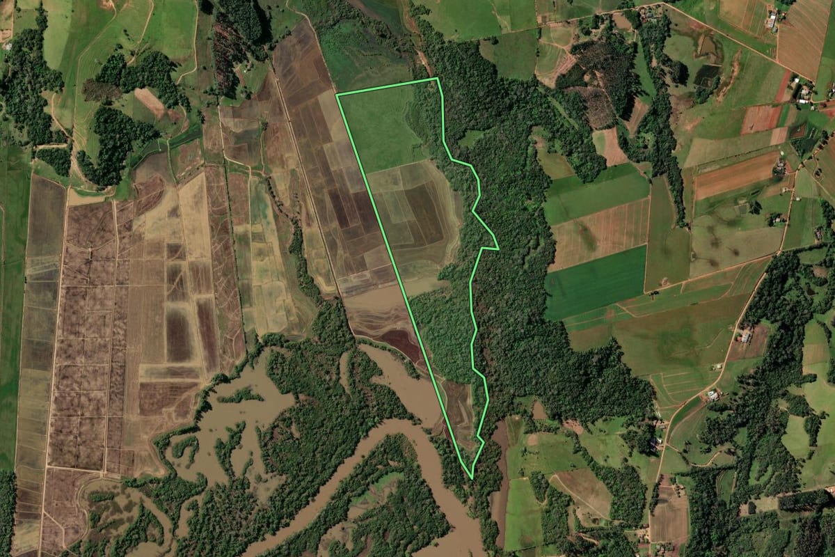 Imagem de satélite do imóvel rural em Rio Pardo (RS), com o contorno declarado no CAR desenhado por cima.