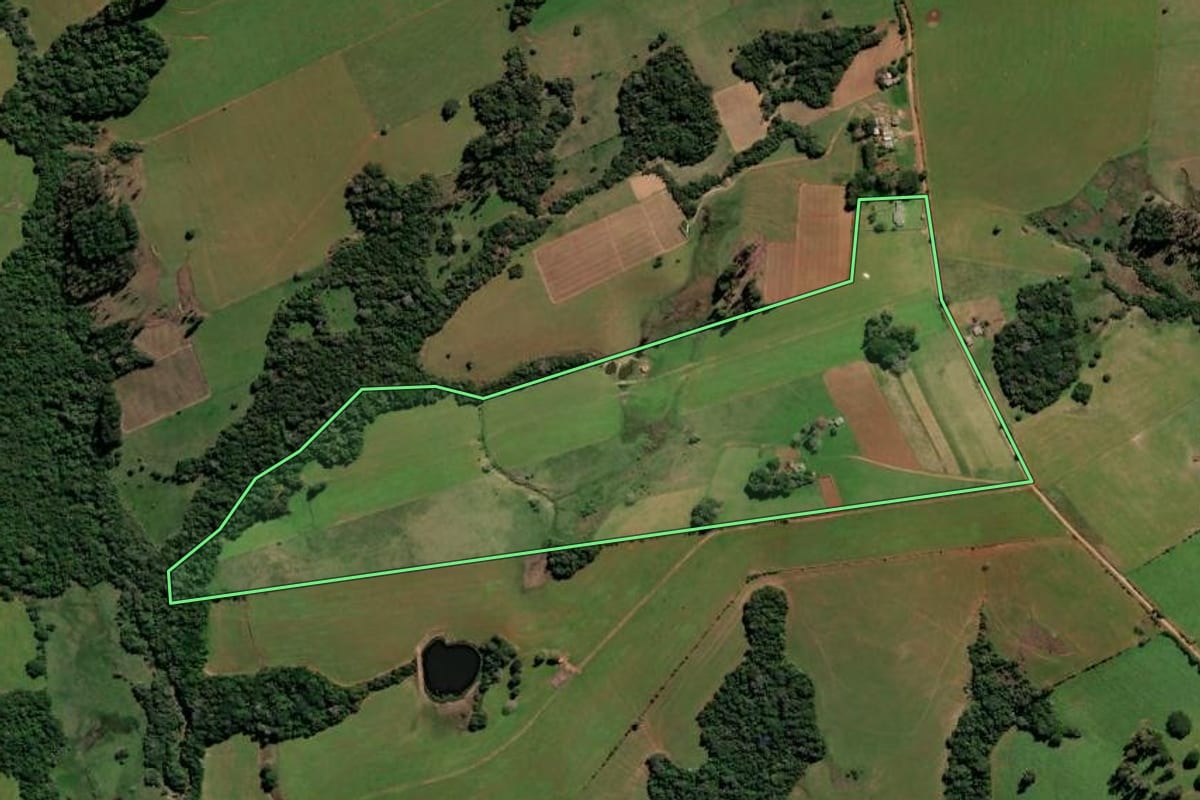 Imagem de satélite do imóvel rural em Rio Pardo (RS), com o contorno declarado no CAR desenhado por cima.