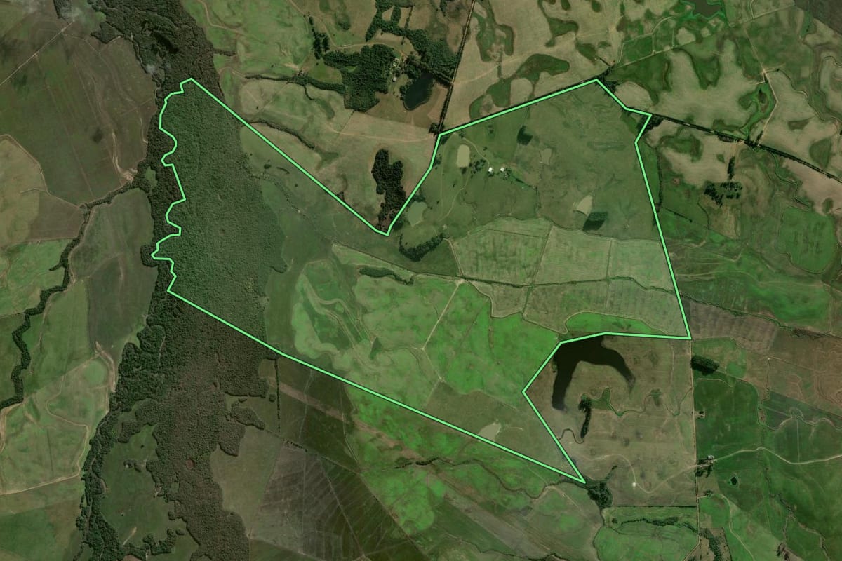Imagem de satélite do imóvel rural em Rio Pardo (RS), com o contorno declarado no CAR desenhado por cima.