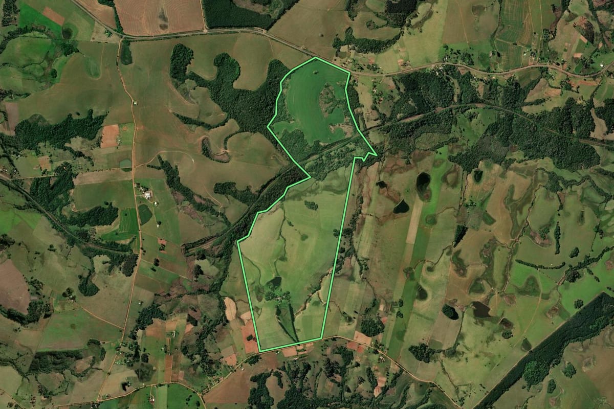 Imagem de satélite do imóvel rural em Rio Pardo (RS), com o contorno declarado no CAR desenhado por cima.