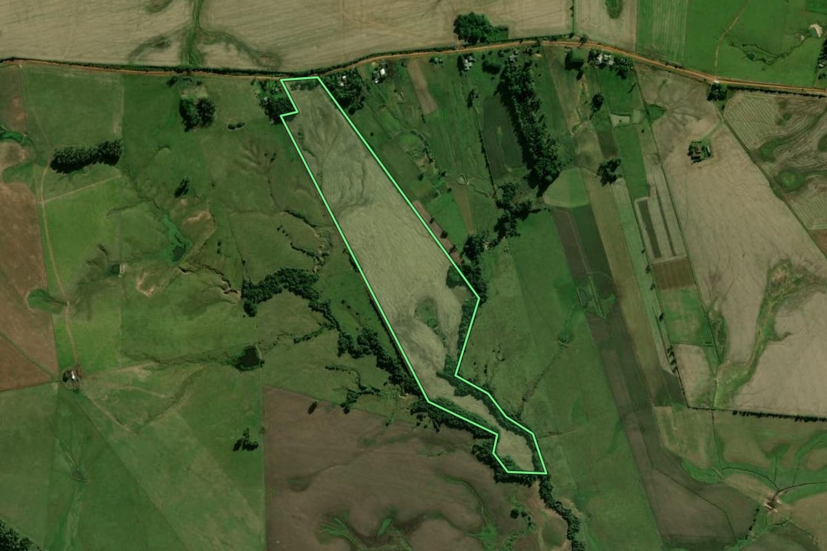 Imagem de satélite do imóvel rural em Rio Pardo (RS), com o contorno declarado no CAR desenhado por cima.