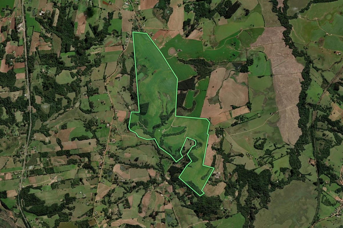 Imagem de satélite do imóvel rural em Rio Pardo (RS), com o contorno declarado no CAR desenhado por cima.