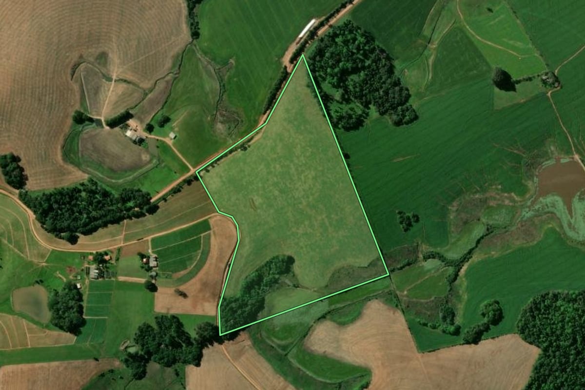 Imagem de satélite do imóvel rural em Rio Pardo (RS), com o contorno declarado no CAR desenhado por cima.