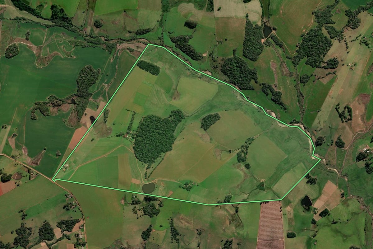 Imagem de satélite do imóvel rural em Rio Pardo (RS), com o contorno declarado no CAR desenhado por cima.