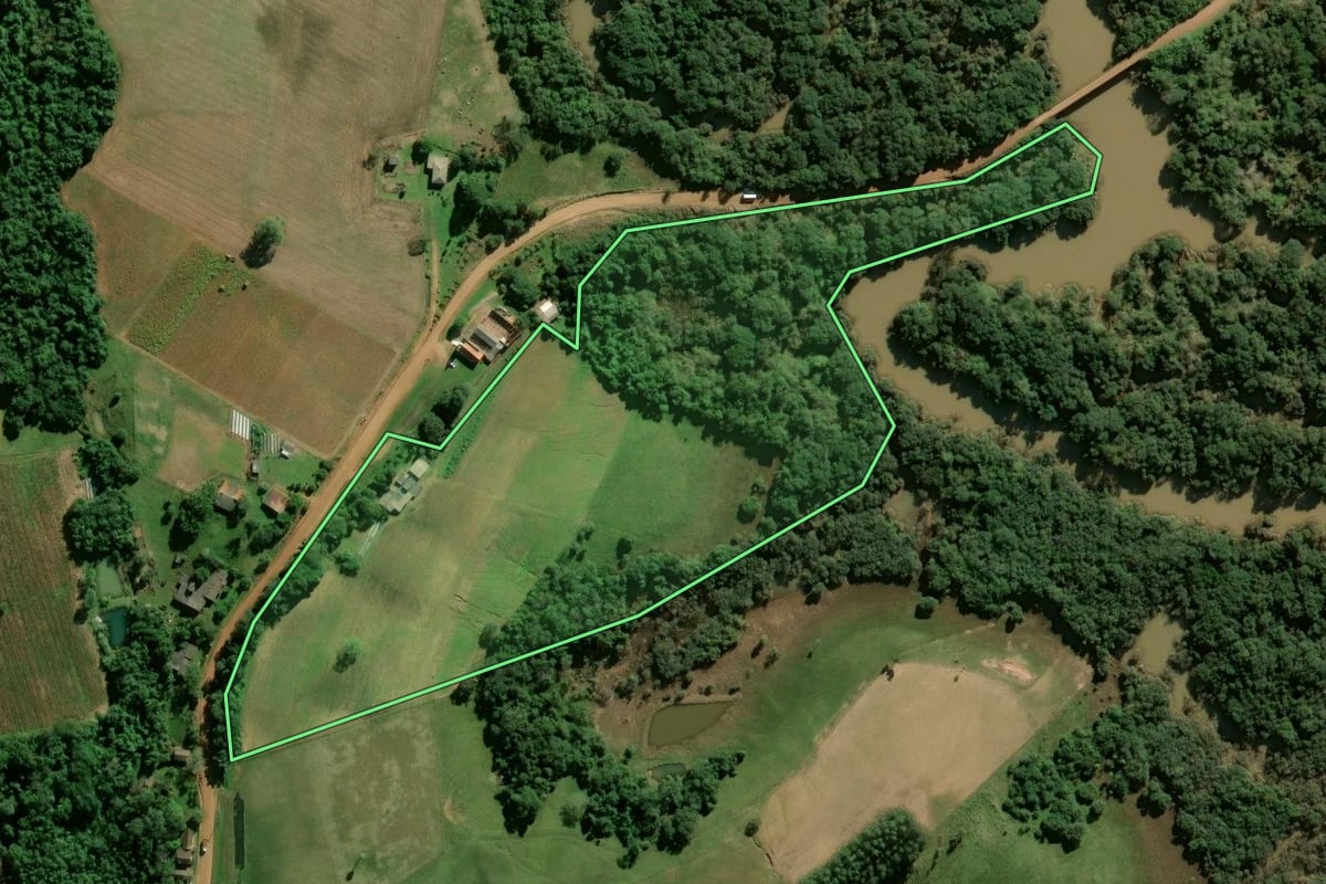 Imagem de satélite do imóvel rural em Rio Pardo (RS), com o contorno declarado no CAR desenhado por cima.