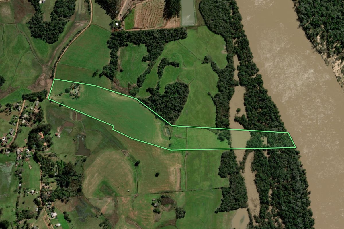 Imagem de satélite do imóvel rural em Rio Pardo (RS), com o contorno declarado no CAR desenhado por cima.