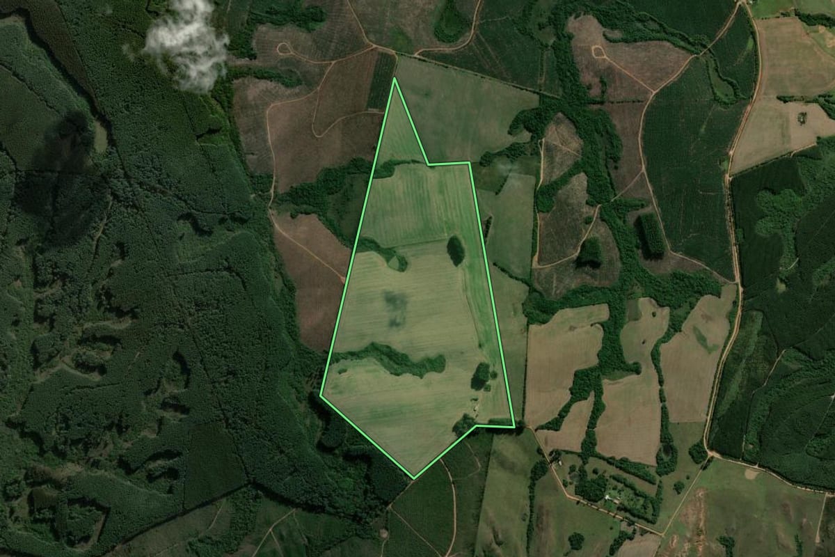 Imagem de satélite do imóvel rural em Rio Pardo (RS), com o contorno declarado no CAR desenhado por cima.