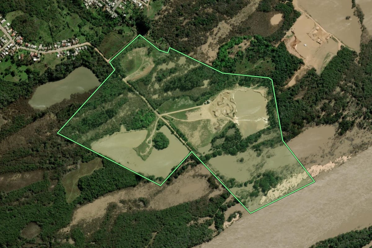 Imagem de satélite do imóvel rural em Rio Pardo (RS), com o contorno declarado no CAR desenhado por cima.
