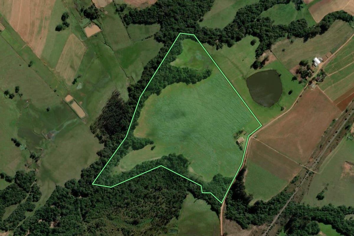 Imagem de satélite do imóvel rural em Rio Pardo (RS), com o contorno declarado no CAR desenhado por cima.