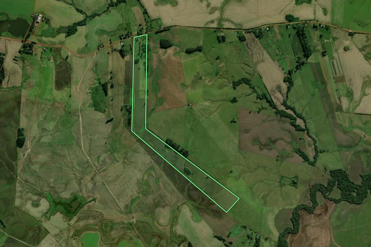 Imagem de satélite do imóvel rural em Rio Pardo (RS), com o contorno declarado no CAR desenhado por cima.