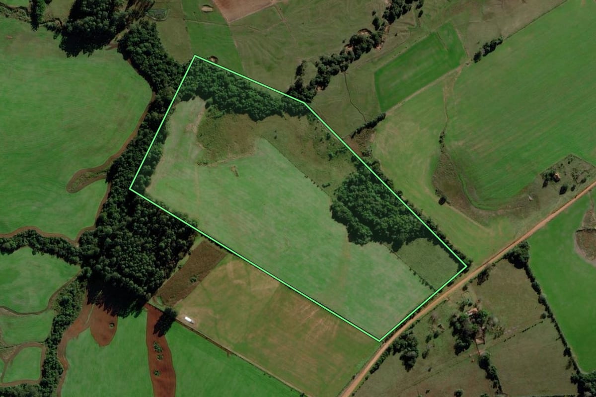 Imagem de satélite do imóvel rural em Rio Pardo (RS), com o contorno declarado no CAR desenhado por cima.