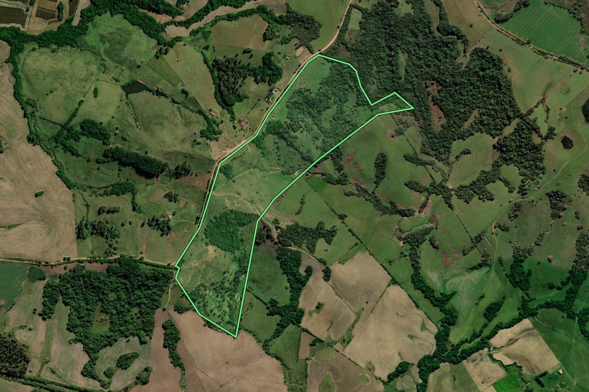 Imagem de satélite do imóvel rural em Rio Pardo (RS), com o contorno declarado no CAR desenhado por cima.