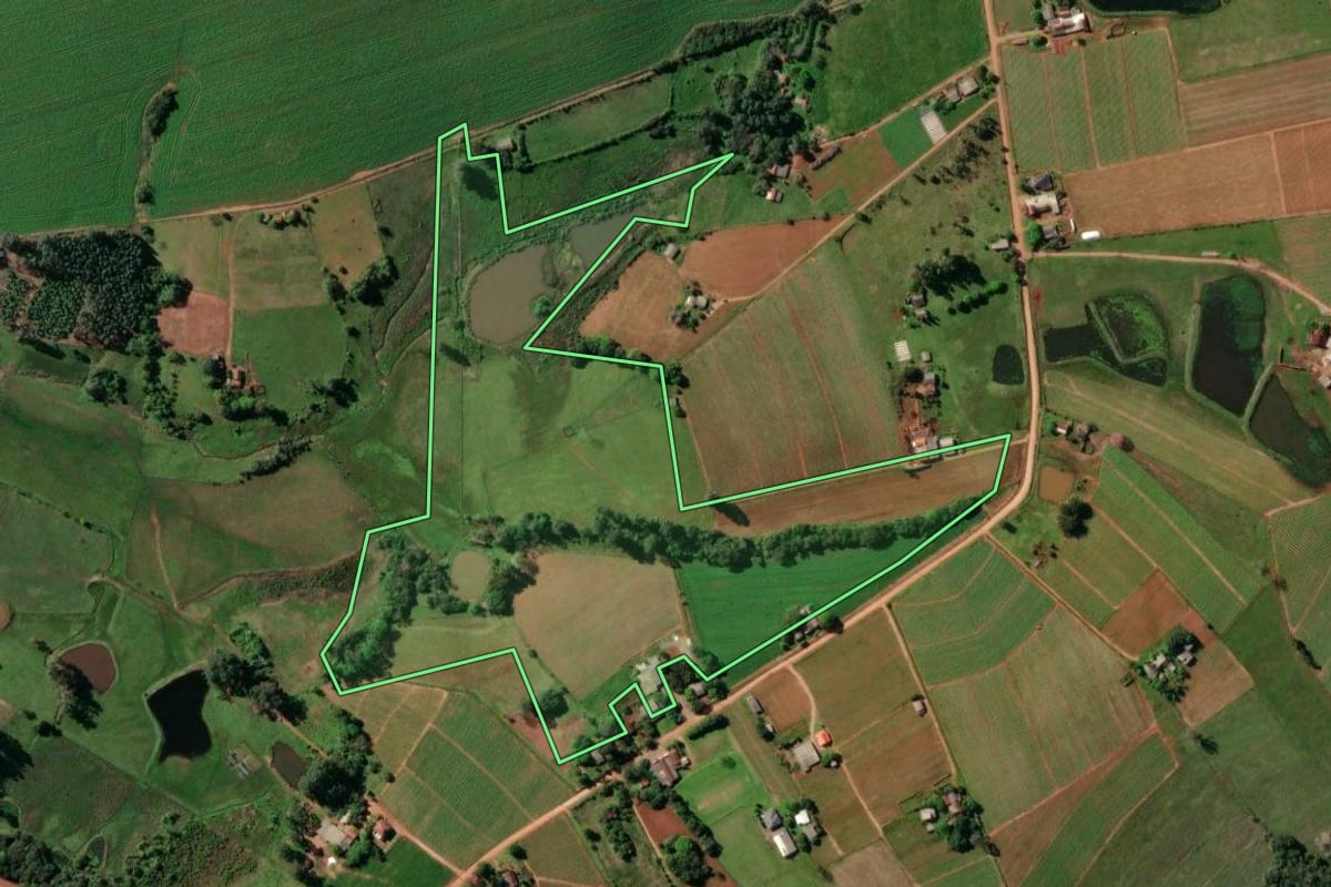 Imagem de satélite do imóvel rural em Rio Pardo (RS), com o contorno declarado no CAR desenhado por cima.