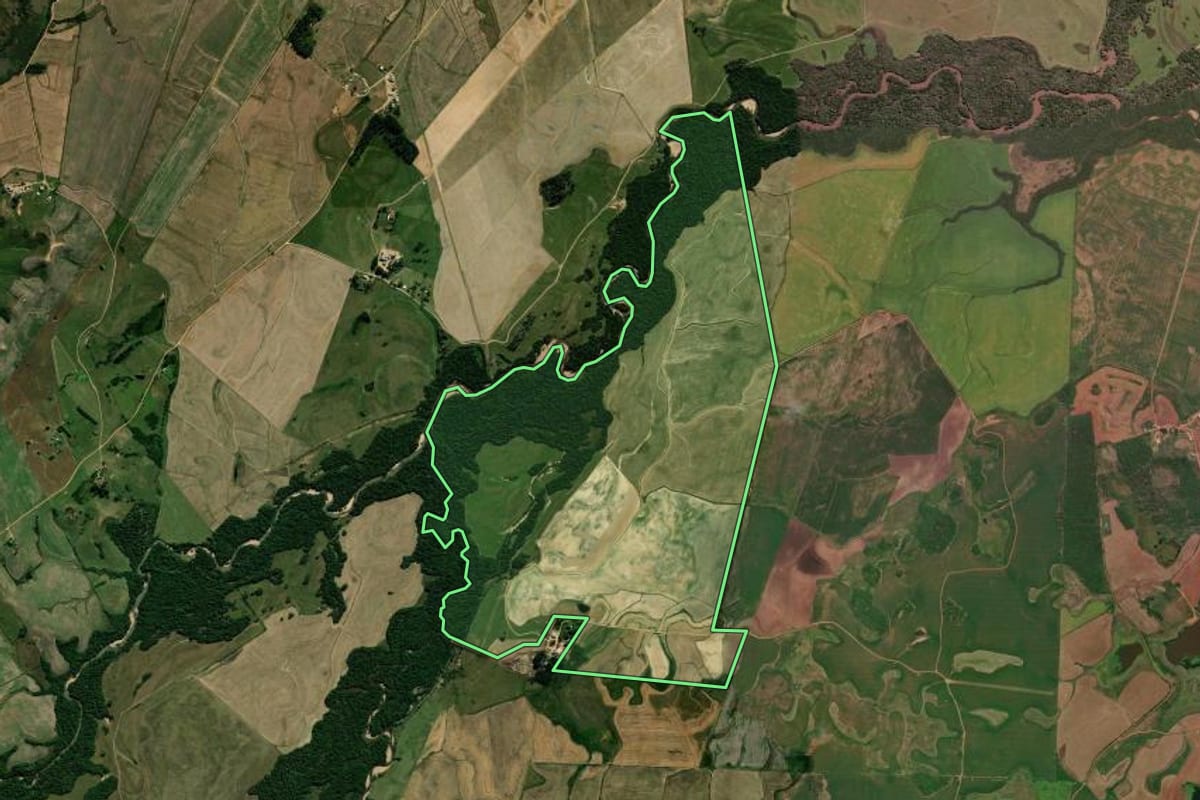 Imagem de satélite do imóvel rural em Rio Pardo (RS), com o contorno declarado no CAR desenhado por cima.