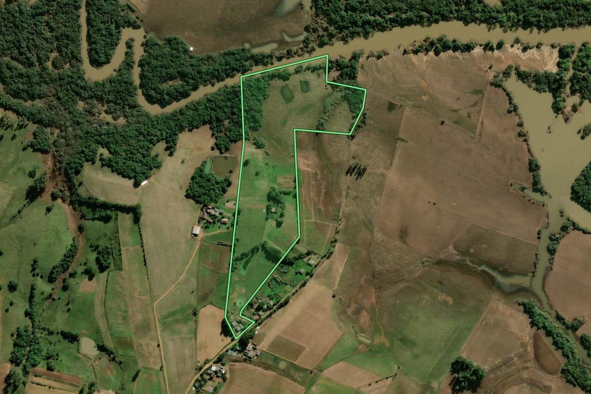 Imagem de satélite do imóvel rural em Rio Pardo (RS), com o contorno declarado no CAR desenhado por cima.