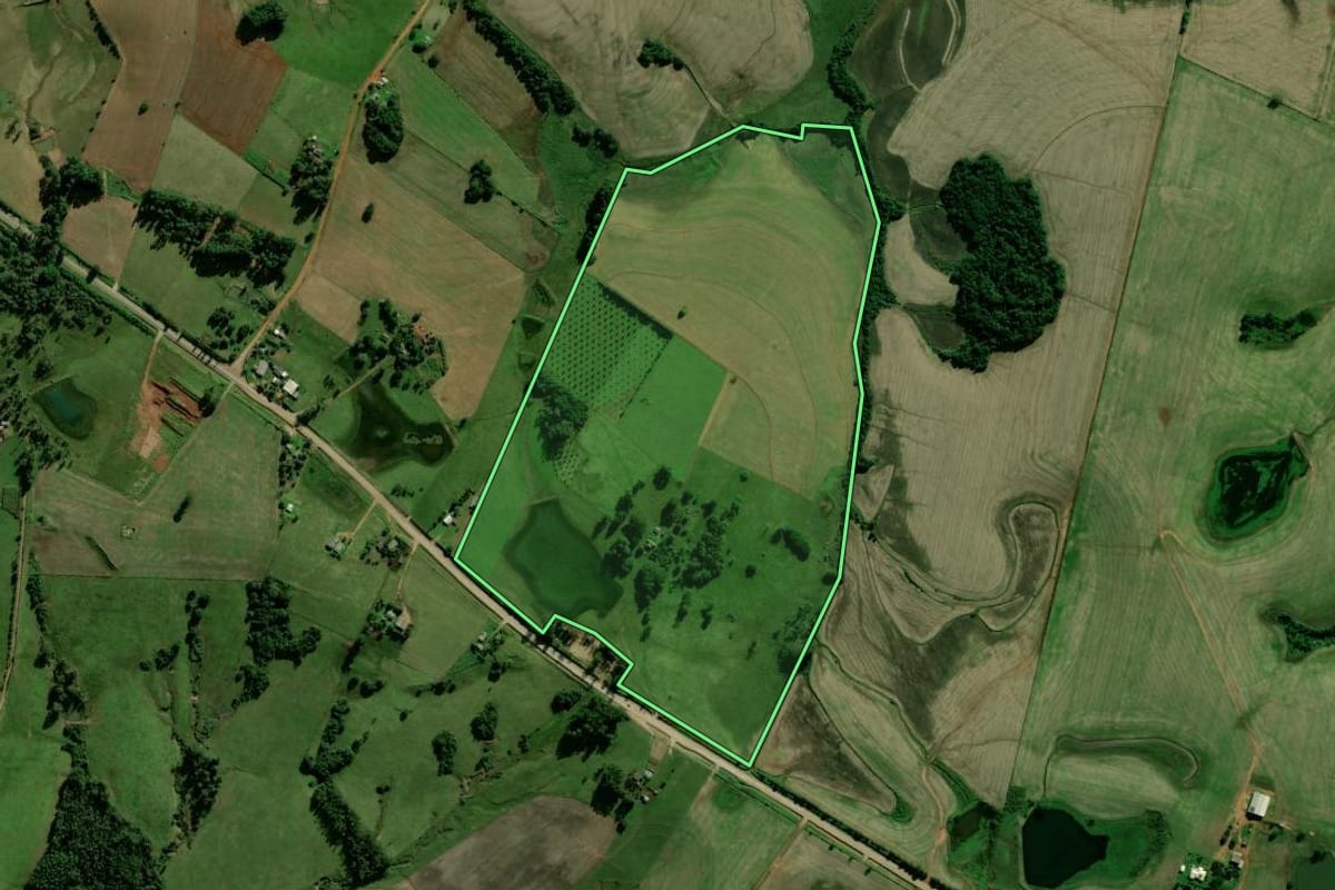 Imagem de satélite do imóvel rural em Rio Pardo (RS), com o contorno declarado no CAR desenhado por cima.