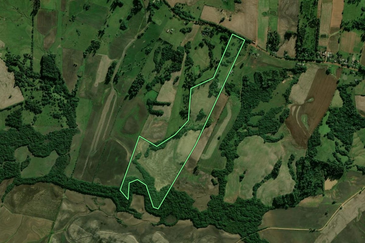 Imagem de satélite do imóvel rural em Rio Pardo (RS), com o contorno declarado no CAR desenhado por cima.